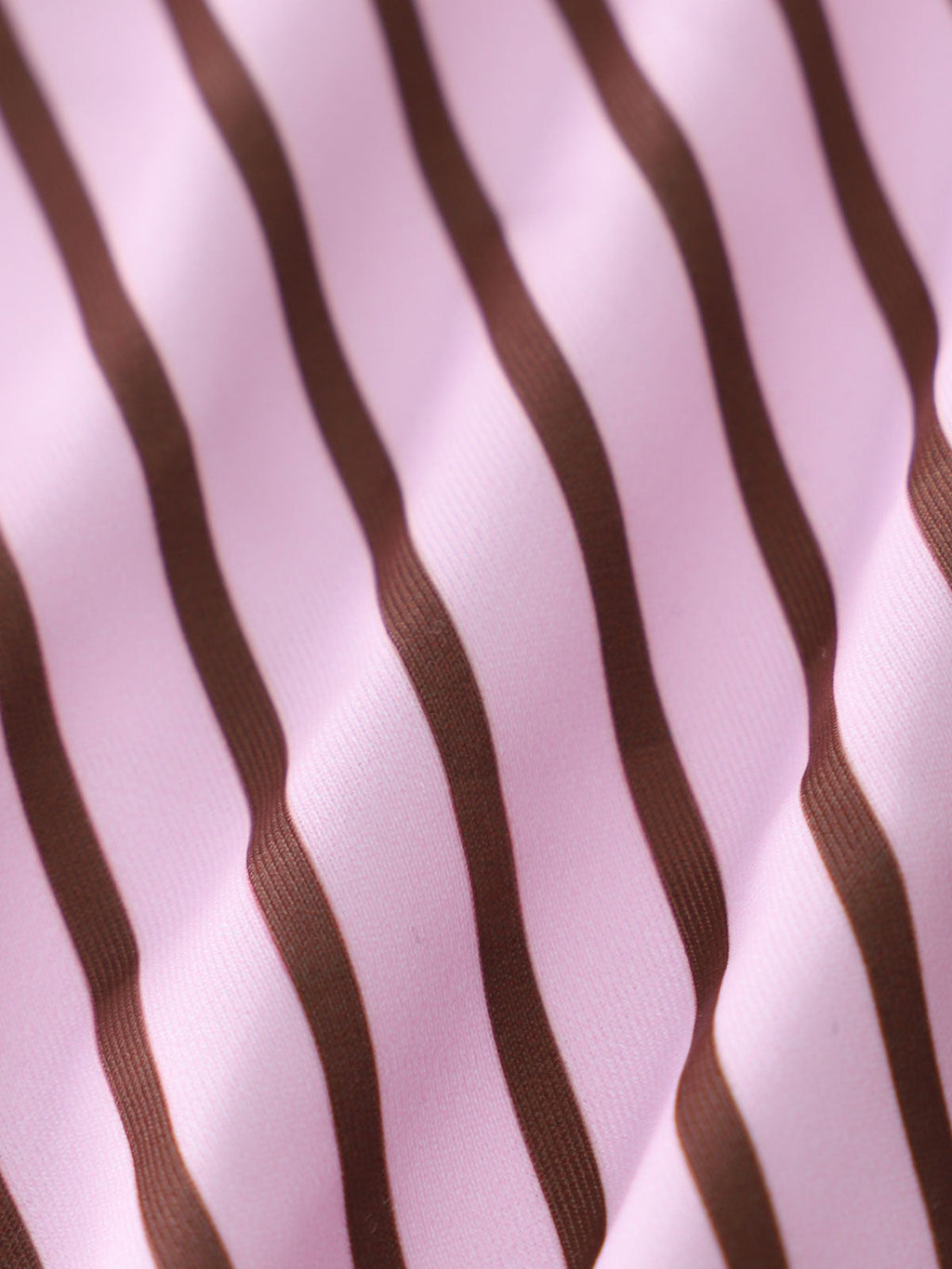 Conjunto de bikini con aros y encaje rosa en contraste