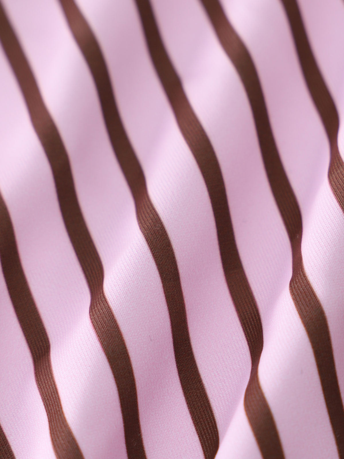 Conjunto de bikini con aros y encaje rosa en contraste