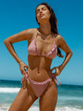 Bikini rosa con volantes y traje de baño de tres piezas