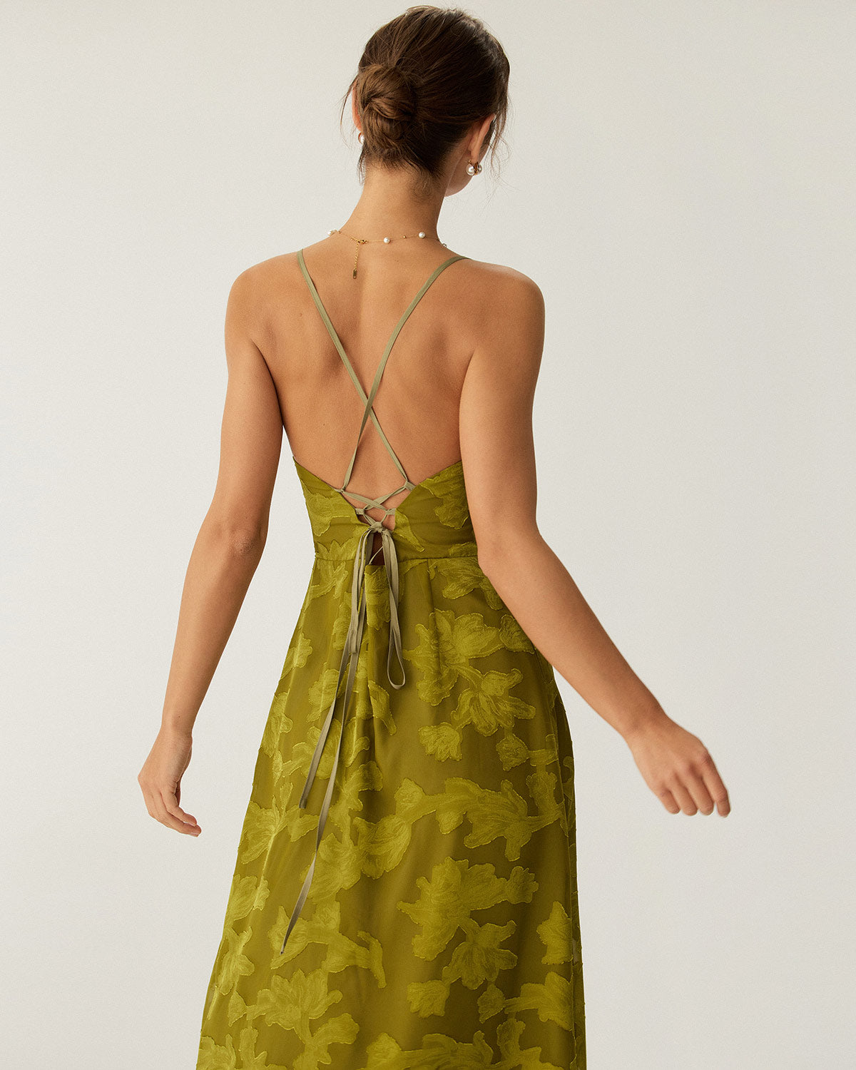 Vestido largo lencero verde con estampado floral y espalda descubierta fruncida