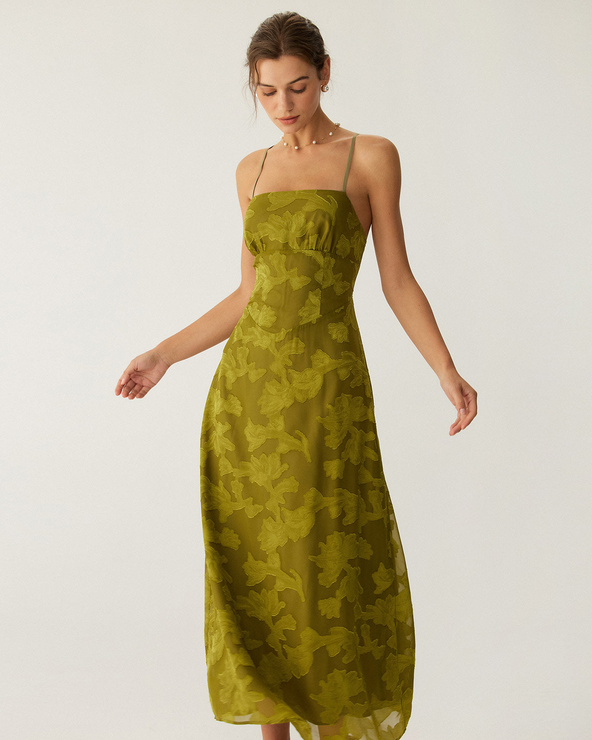 Vestido largo lencero verde con estampado floral y espalda descubierta fruncida